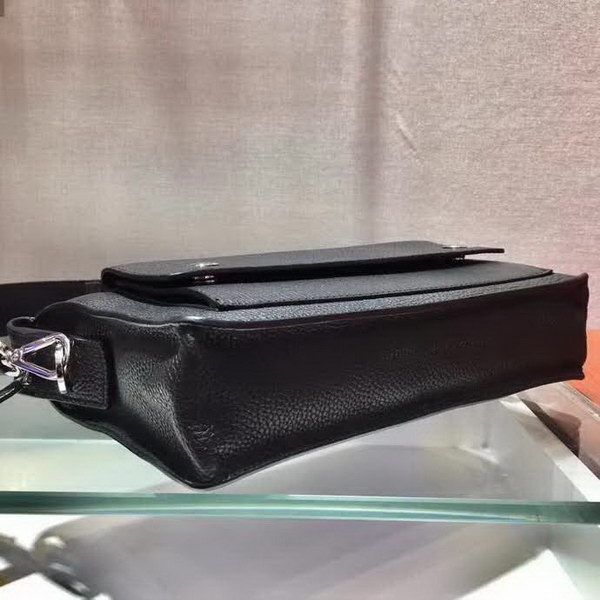 【原版皮】普拉达/Prada 男士斜跨包,采用小牛皮材质,又可当手包,一包当两包用,正面口袋,格层多多,时尚又大气,男士们值得入手,款号:2VH091