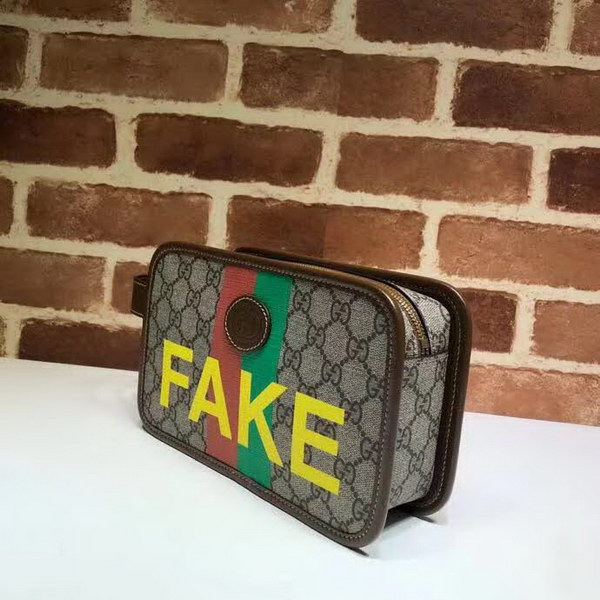 【原版皮】古驰/Gucci 印花手拿包,经典GG Supreme高级人造帆布匠心制成,点缀Fake和Not词语印花,在品牌标志性元素中注入诙谐意味,款号:636243