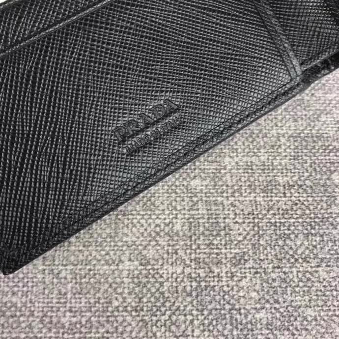 【原版皮】普拉达/Prada 短款钱夹，选用十字纹小牛皮裁制而成，边角热压印字母标识，精湛走线均匀整齐，做工精湛，款号：2M0513