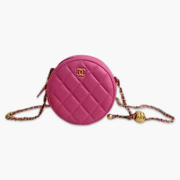 【原版皮】香奈儿/Chanel 金球系列小圆饼包,采用小羊皮精心裁制而成,柔软细腻搭配这季最火爆的链条,神奇的小金球能控制肩带长短,平时出门带的口红车钥匙纸巾都能放,款号:AS0366