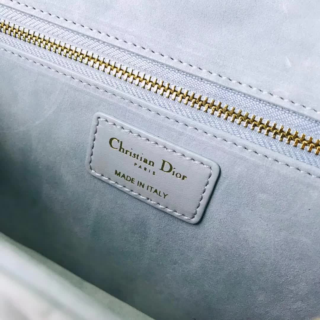 【原版皮】迪奥/Dior 链条包,选用小羊皮绗缝藤格纹,饰以精致又摩登复古品牌标识锁扣,很有年代感,搭配链条肩带,真是perfect