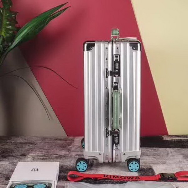 日默瓦/Rimowa 旅行箱,全铝镁合金,经典款的新版本,彩色皮质把手,购买就送透明套,4个轮子,2个手把,绑带,想怎么换就怎么换,永远是街头机场最靓的你