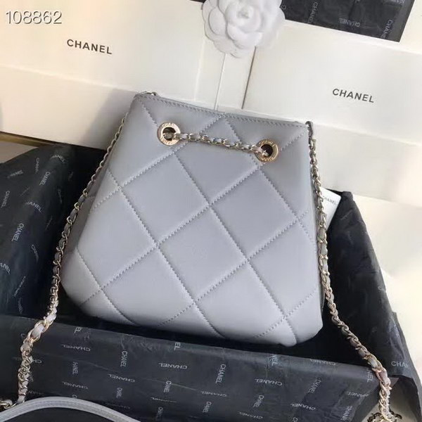 【原版皮】香奈儿/Chanel Mini小水桶包,上身简直太可爱了,这次的Hobo小水桶,长度刚好到腰部,相比之前的小水桶,这次最新款的水桶空格做得更加饱满,款号:AS1801