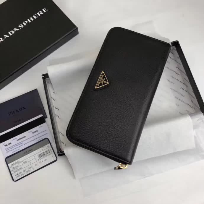 【原版皮】普拉达/Prada 拉链钱夹,选用十字纹小牛皮裁制而成,正面点缀三角唛徽标,经典之作,简单时尚,款号:1ML506