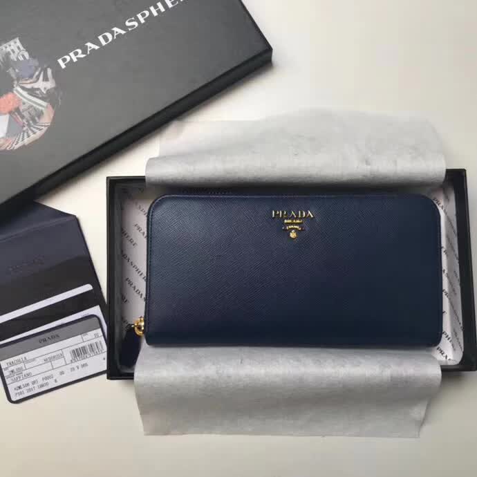 【原版皮】普拉达/Prada 拉链钱夹,选用十字纹小牛皮裁制而成,正面点缀金色散字徽标,尽显高档时尚,低调而又奢华,款号:1ML506
