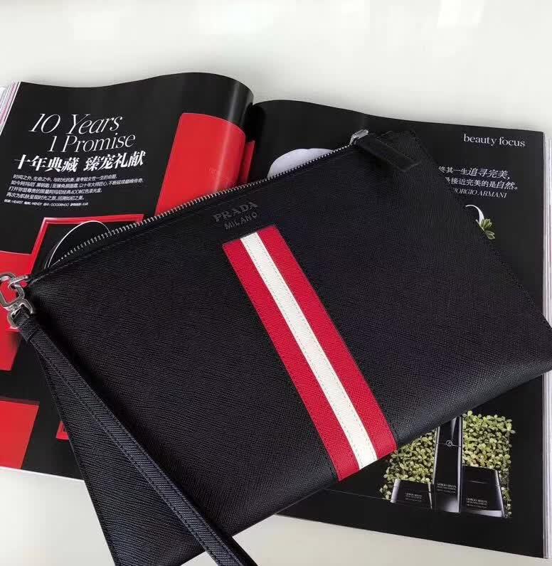 【原版皮】普拉达/Prada 男士手包，选用十字纹小牛皮镶嵌彩带皮革裁制而成，经典之作，简单时尚，款号：2NG005