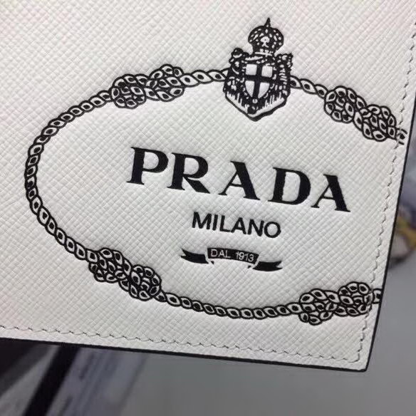 【原版皮】普拉达/Prada 短款钱夹,选用十字纹牛皮裁制而成,饰以黑色经典丝印徽标,风格优雅简约,款号:2M0513