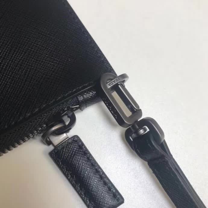 【原版皮】普拉达/Prada 男士手包,选用十字纹小牛皮裁制而成,边角点缀同色小公仔徽标,尽显高档时尚,低调而又奢华,款号:2NG005