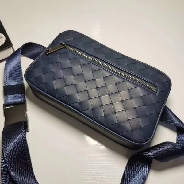 【原版皮】宝缇嘉/BV 男士胸包,腰包,采用蜡胎牛皮精心裁制而成,手工编织,造型贴合身形,空间充裕,非常实用,款号:80182618