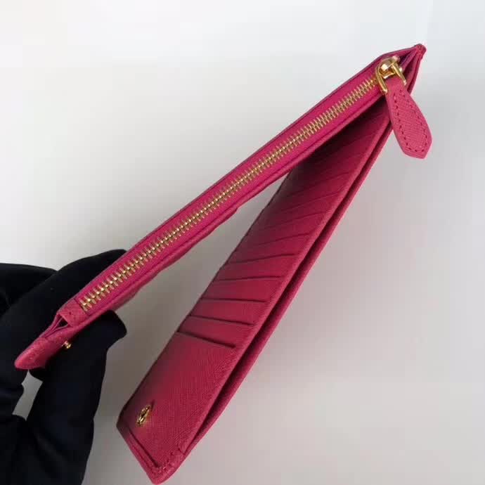 【原版皮】普拉达/Prada 卡包,男女通用款,选用十字纹牛皮裁制而成,点缀金色散字唛徽标,超大容量