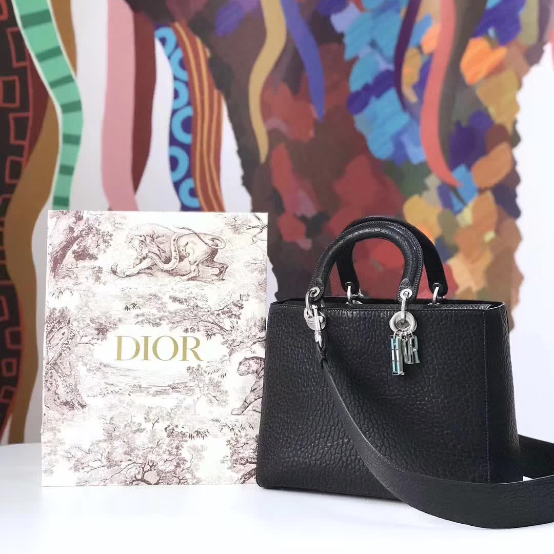 【原版皮】迪奥/Dior 手提包,选用大象纹小牛皮裁制而成,缀以品牌标识吊坠,搭配宽肩带更有特色,简约时尚