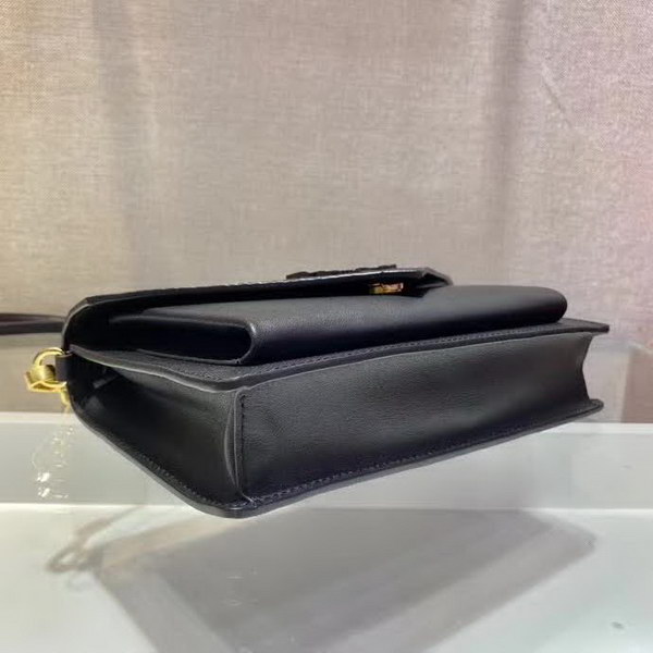 【原版皮】普拉达/Prada 肩背包,诠释精致的极简主义设计格调,一枚金属徽标点缀其上,昭示品牌身份,可拆卸可调式皮革肩带,又可当手包,内配可拆卸镜子,款号: 1BP020