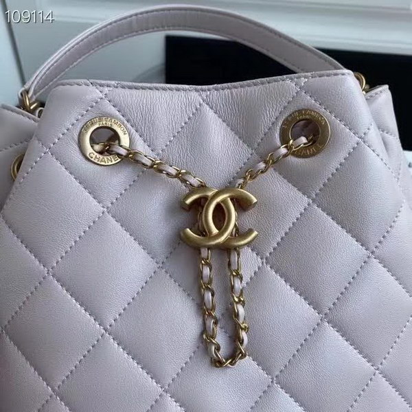 【原版皮】香奈儿/Chanel 新款抽绳包,选用小羊皮经过特殊工艺抛光,皮面略微亮闪闪,增加了耐磨度同时又超质感,经典的菱格纹设计,双C纽扣设计,19的皮穿金属粗链条,款号:AS1900