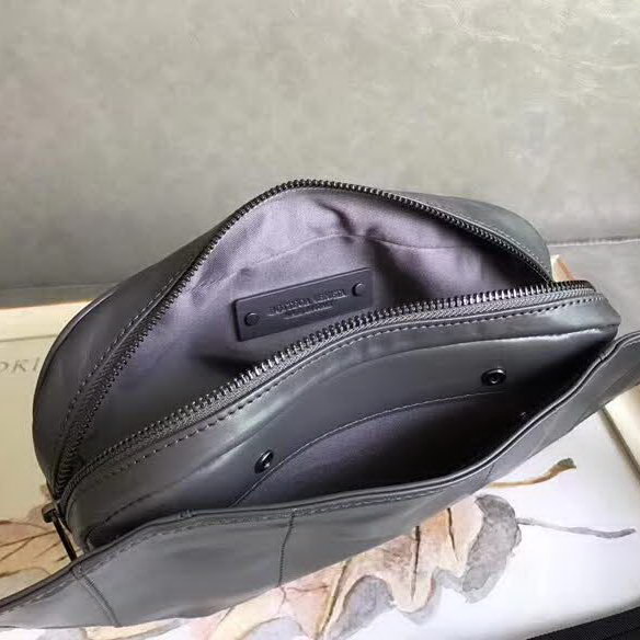 【原版皮】葆蝶家/Bottega Veneta 胸包,经典爆款,选用高光胎牛皮裁制而成,搭配哑锖色五金,所有材料都精挑细选