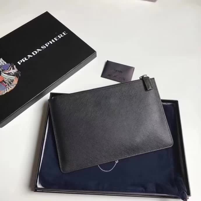 【原版皮】普拉达/Prada 男士手包,选用十字纹小牛皮裁制而成,边角点缀拼色皮革字唛徽标,款号:2NG005