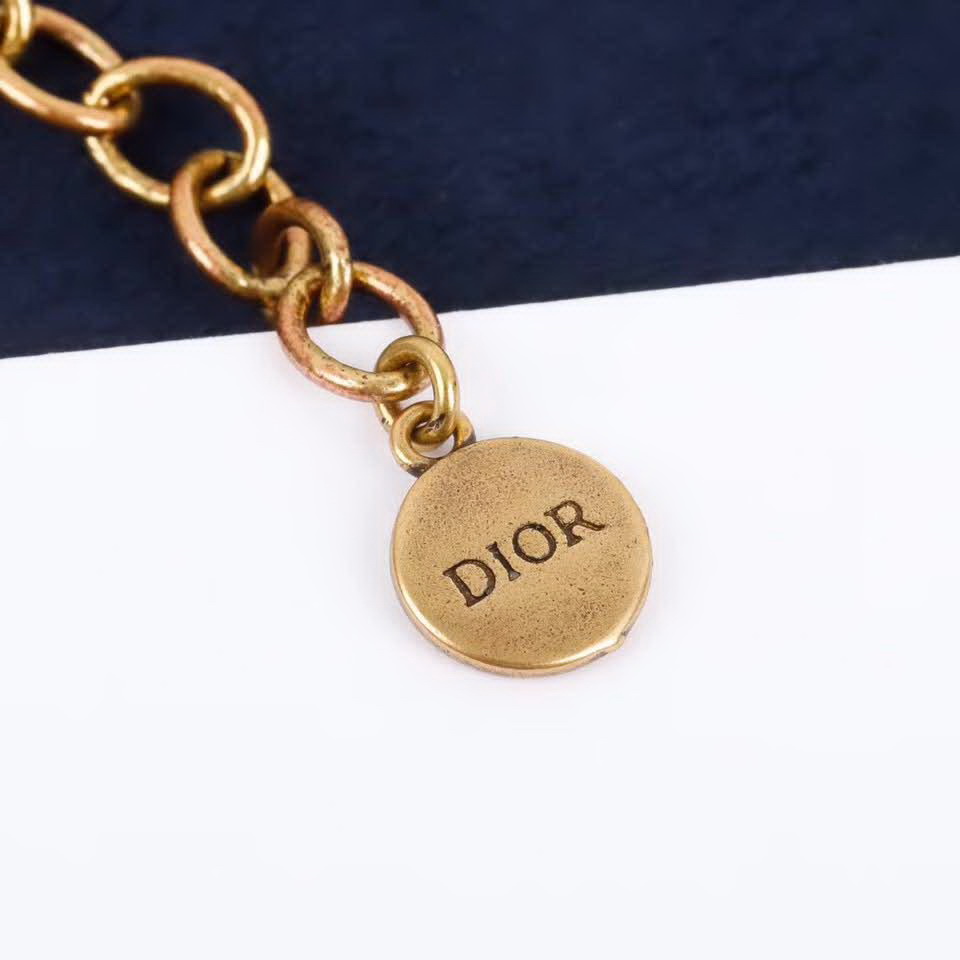 20秋季最新专柜款-Dior真心每款设计都很让人欣喜,这个手链看起来普普通通,光订珍珠就花了很久时间,五金一起设计,整体给人清新脱俗,不失时尚,调节链条,适合任何手腕,非常推荐