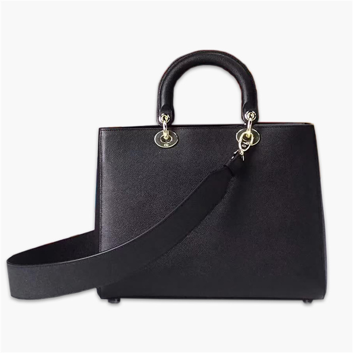 【原版皮】迪奥/Dior 手提包,选用手掌纹小牛皮裁制而成,缀以品牌标识吊坠,搭配宽肩带更有特色,简约时尚