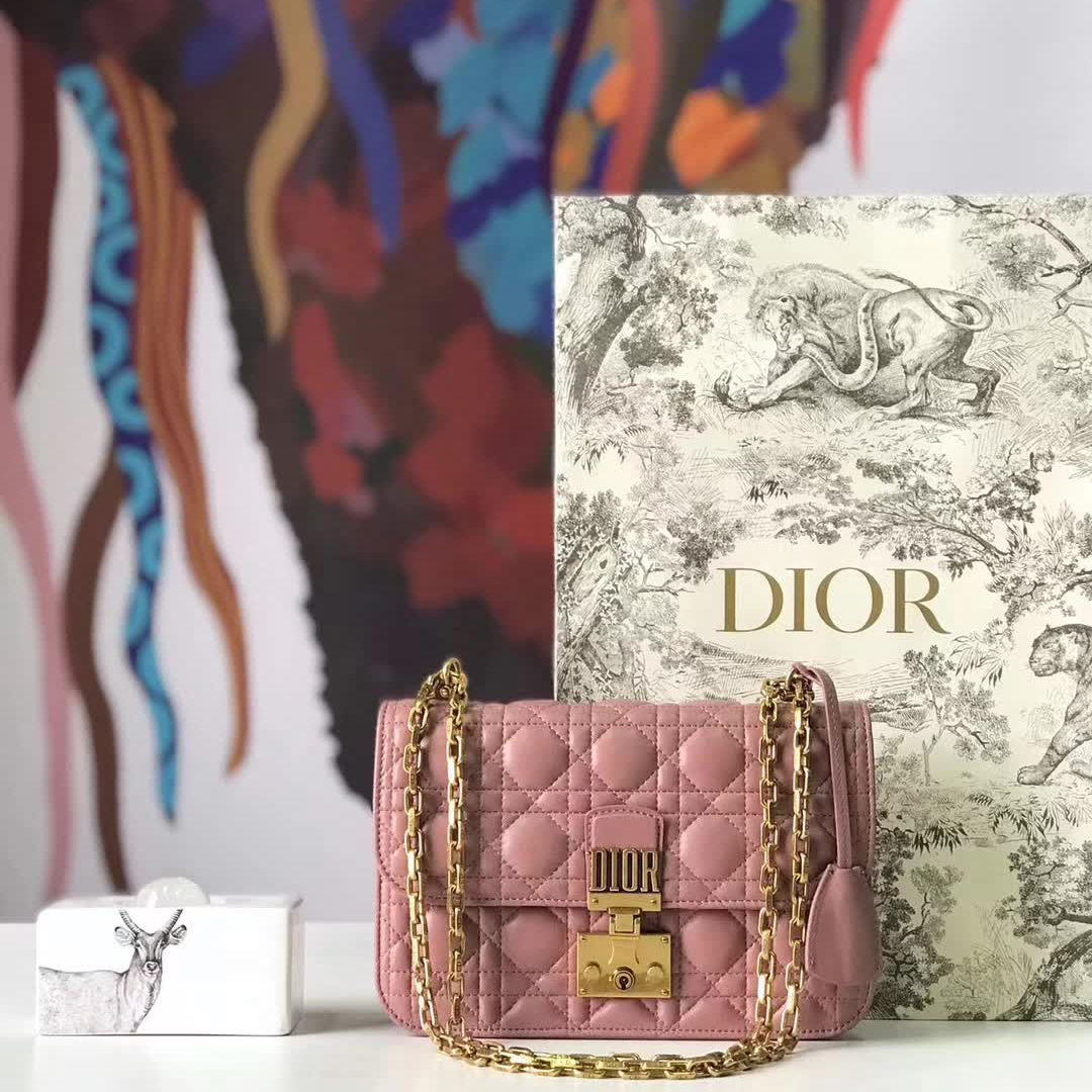 【原版皮】迪奥/Dior 链条包,选用小羊皮绗缝藤格纹,饰以精致又摩登复古品牌标识锁扣,很有年代感,搭配链条肩带,真是perfect