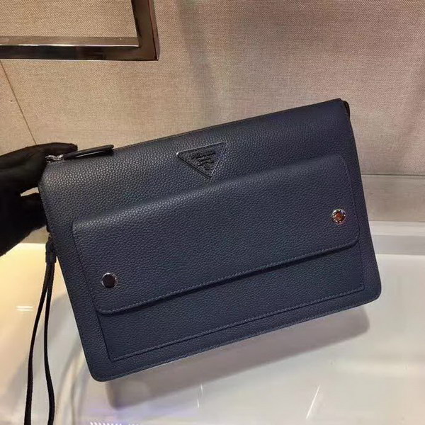 【原版皮】普拉达/Prada 男士手包,采用小牛皮材质,充分呈现充满现代感和阳刚之气的迷人魅力,颇具功能性,非常实用,款号:2VF018