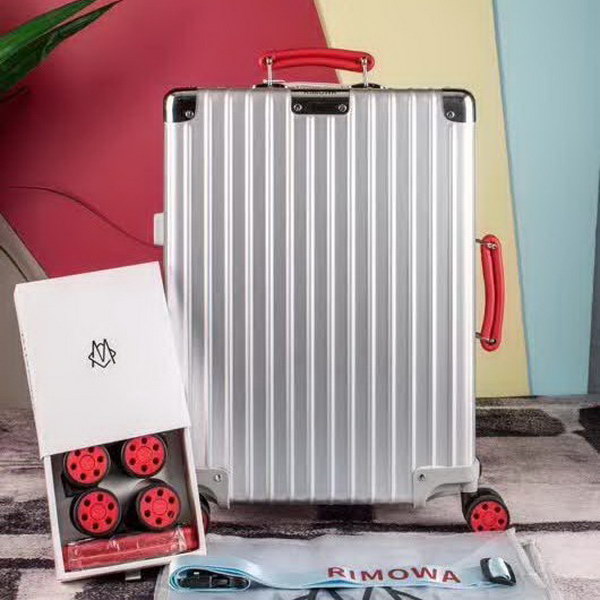 日默瓦/Rimowa 旅行箱,全铝镁合金,经典款的新版本,彩色皮质把手,购买就送透明套,4个轮子,2个手把,绑带,想怎么换就怎么换,永远是街头机场最靓的你