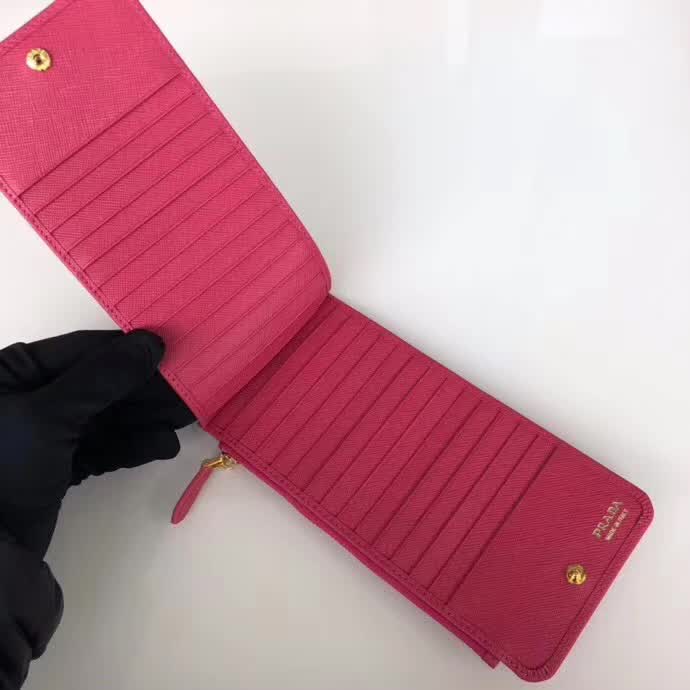 【原版皮】普拉达/Prada 卡包,男女通用款,选用十字纹牛皮裁制而成,点缀金色散字唛徽标,超大容量