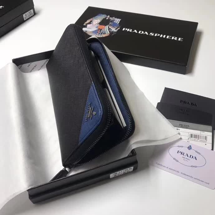 【原版皮】普拉达/Prada 拉链钱夹,选用十字纹小牛皮裁制而成,边角点缀三角散字徽标,经典之作,简单时尚,款号:2ML317