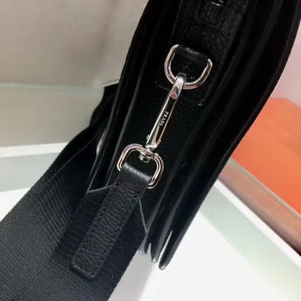 【原版皮】普拉达/Prada 男士斜跨包,采用进口小牛皮材质,外部三角形徽标,简约又大气,男士们的最爱,款号:2VD012