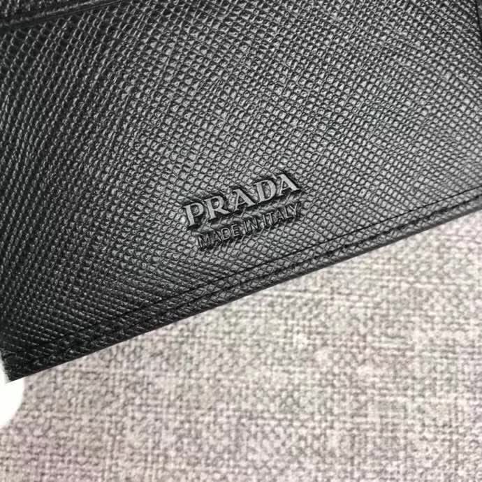 【原版皮】普拉达/Prada 短款钱夹,选用十字纹小牛皮裁制而成,边角点缀散字唛标识,经典之作,简单时尚,款号:2M0513