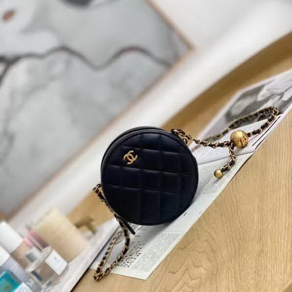 【原版皮】香奈儿/Chanel 金球系列小圆饼包,采用小羊皮精心裁制而成,柔软细腻搭配这季最火爆的链条,神奇的小金球能控制肩带长短,平时出门带的口红车钥匙纸巾都能放,款号:AS0366