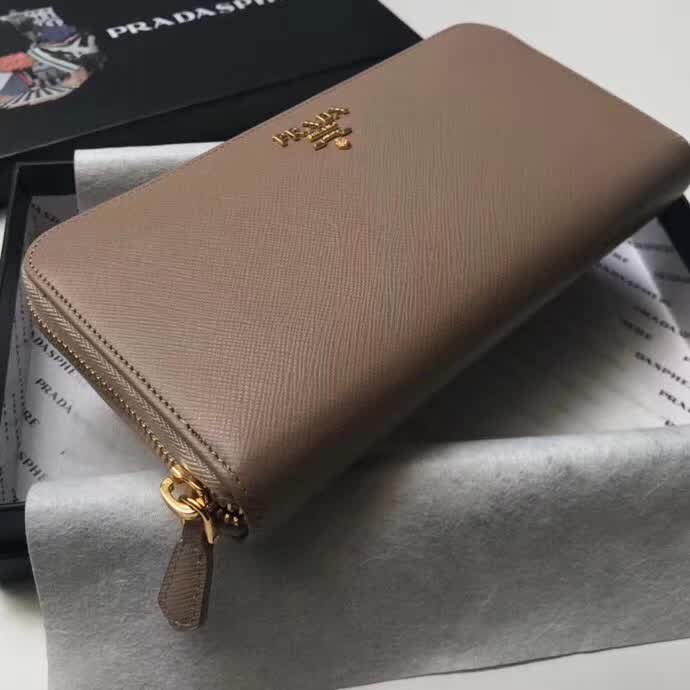 【原版皮】普拉达/Prada 拉链钱夹,选用十字纹小牛皮裁制而成,正面点缀金色散字徽标,尽显高档时尚,低调而又奢华,款号:1ML506