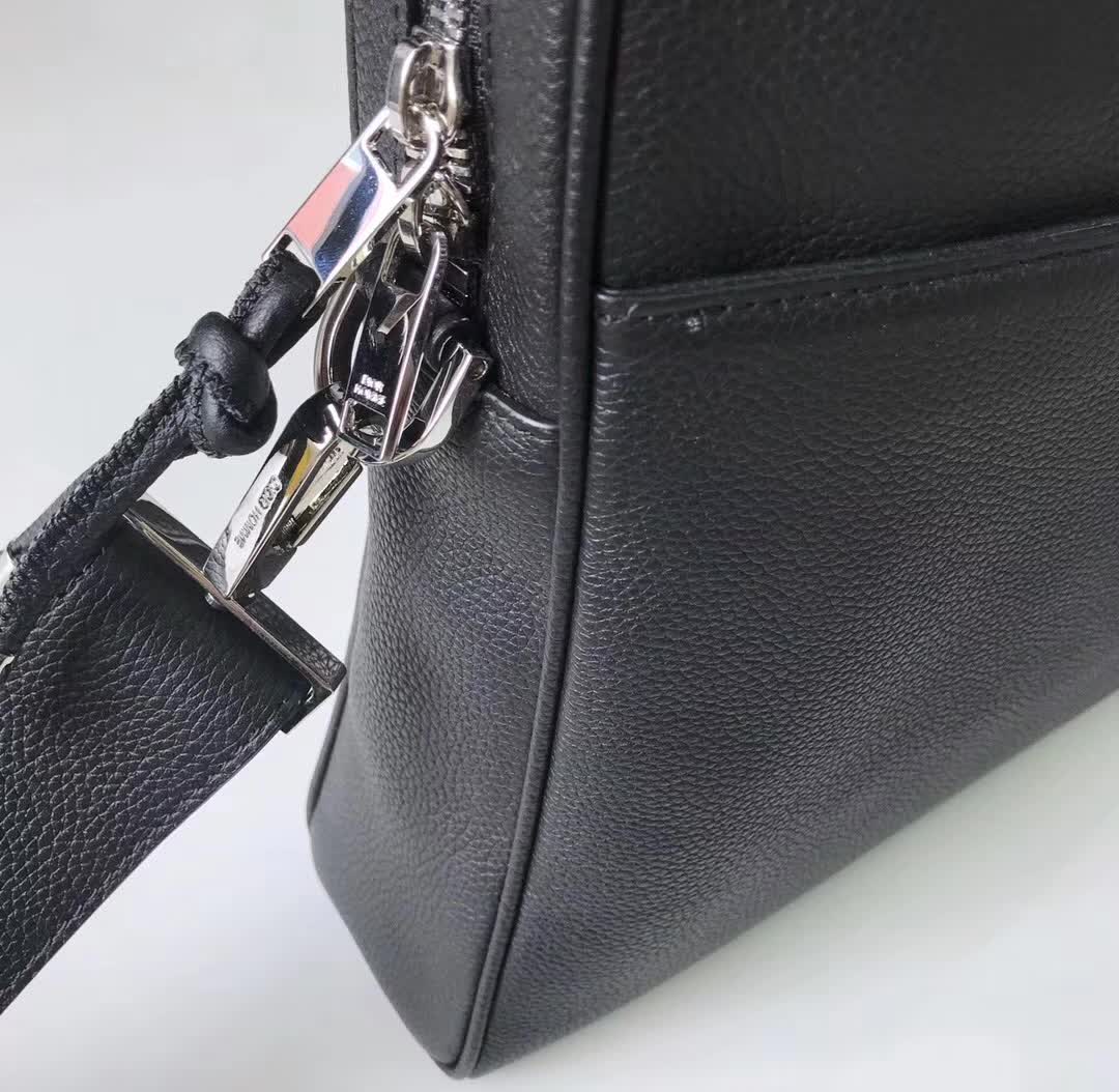 【原版皮】迪奥/Dior 男士公文包,选用粒面纹小牛皮裁制而成,采用传统工艺,是现代男士携带各类日常数据与文件的尚佳选择