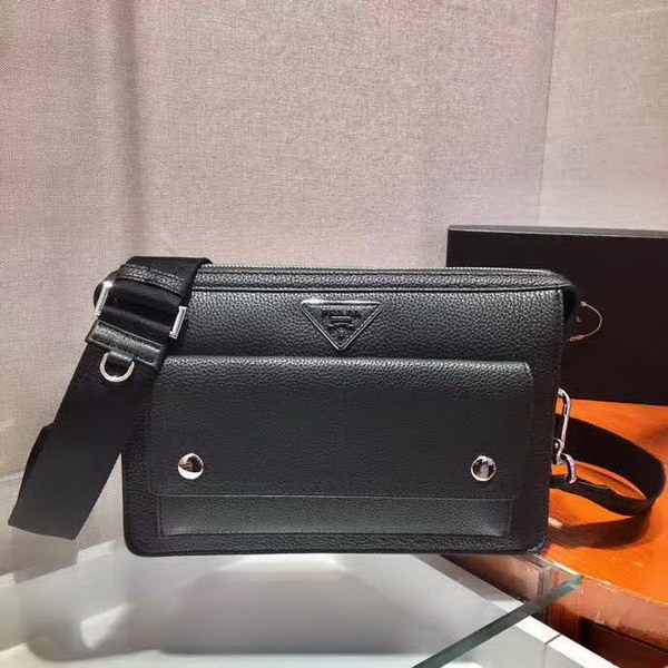 【原版皮】普拉达/Prada 男士斜跨包,采用小牛皮材质,又可当手包,一包当两包用,正面口袋,格层多多,时尚又大气,男士们值得入手,款号:2VH091