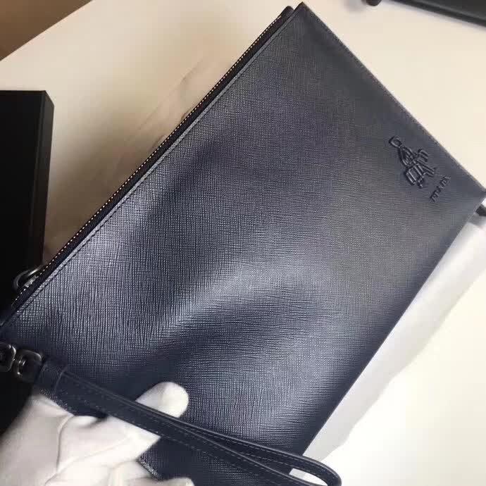 【原版皮】普拉达/Prada 男士手包,选用十字纹小牛皮裁制而成,边角点缀同色小公仔徽标,尽显高档时尚,低调而又奢华,款号:2NG005