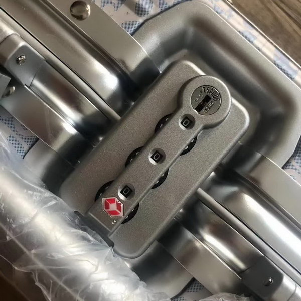 迪奥Dior X 日默瓦/RiMoWa 独家定制款化妆箱,汇集艺术,时尚与设计,领先时装周发售,体现精湛的手工匠艺和专业技术