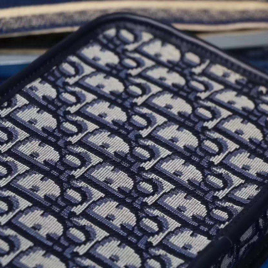 【原版皮】迪奥/Dior 相机包,选用Oblique提花帆布搭配同色系牛皮皮革裁制而成,大大的D字扣的手拎设计五金,随意又摩登,谁用谁时髦