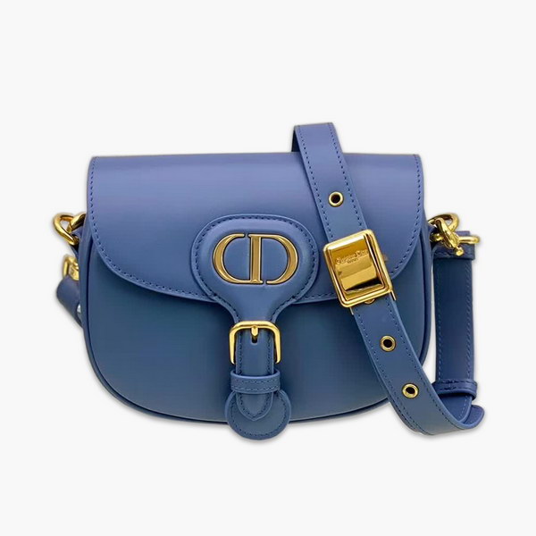 【原版皮】迪奥/Dior bobby 手袋,复古CD logo,硬挺的包身,五金做旧增加了复古感,不易磨损,采用光面牛皮革精心制作,饰以复古金色五金配件提升格调,柔软而富有质感,点缀有军装风格搭扣,款号:M9317