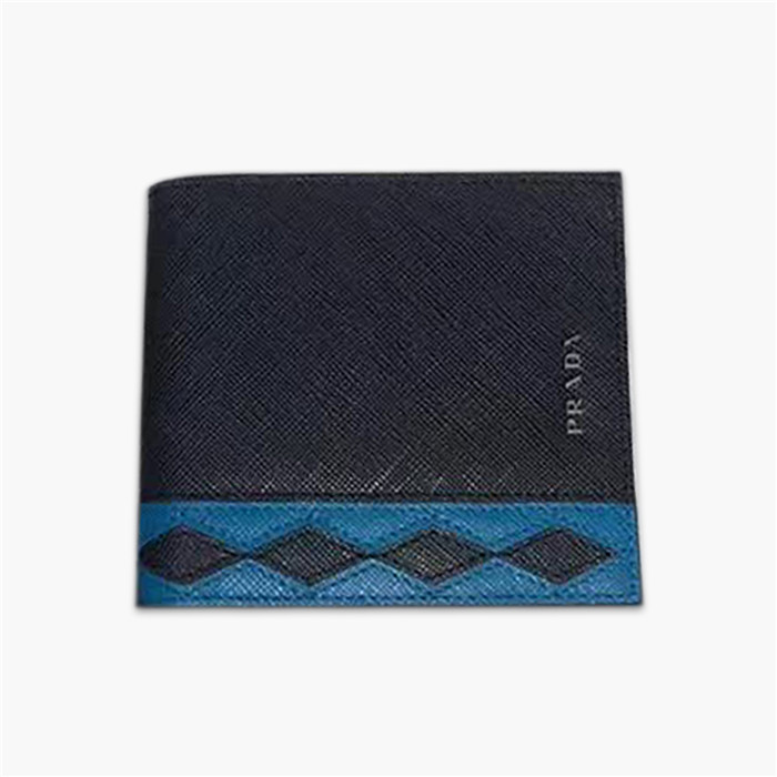 【原版皮】普拉达/Prada 短款钱夹，选用十字纹牛皮裁制而成，饰以菱形拼色，精湛走线均匀整齐，油边顺滑，款号：2M0513