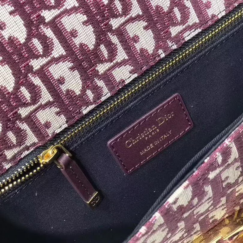 【原版皮】迪奥/Dior 30 MONTAIGNE手袋,选用Oblique提花帆布搭配同色系牛皮皮革裁制而成,饰以标志性“CD”字母锁扣,背面点缀30 Montaigne立体压印装饰,款号:M9203