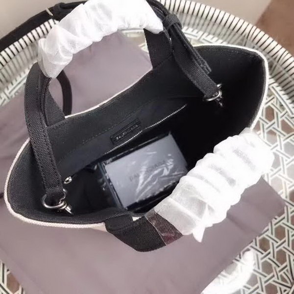 【原版皮】巴黎世家/Balenciaga, 帆布水桶手提包,黑白设计正面大小logo相衬,经典设计简约不轻易过时,帆布包轻盈易携带,容量却很赞,手提斜挎都是棒棒的
