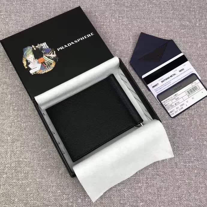 【原版皮】普拉达/Prada 金属钱夹,选用十字纹小牛皮裁制而成,边角饰三角散字徽标,款号:2MN077