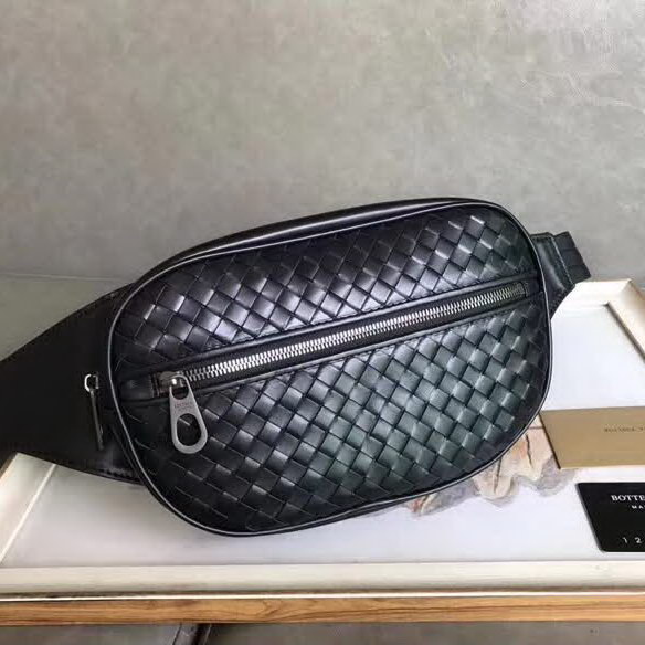 【原版皮】葆蝶家/Bottega Veneta 胸包,经典爆款,选用高光胎牛皮裁制而成,搭配哑锖色五金,所有材料都精挑细选