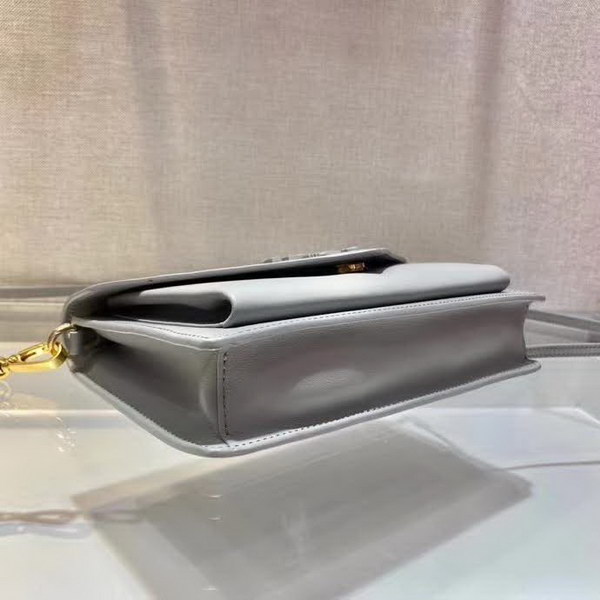 【原版皮】普拉达/Prada 肩背包,诠释精致的极简主义设计格调,一枚金属徽标点缀其上,昭示品牌身份,可拆卸可调式皮革肩带,又可当手包,内配可拆卸镜子,款号: 1BP020