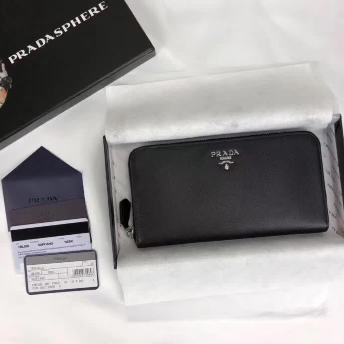 【原版皮】普拉达/Prada 拉链钱夹,选用十字纹小牛皮裁制而成,正面点缀银色散字徽标,尽显高档时尚,低调而又奢华,款号:1ML506