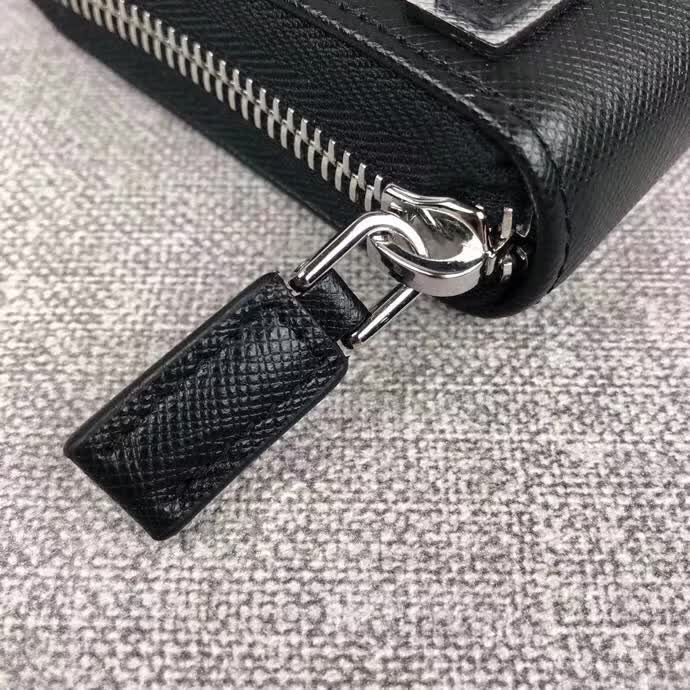 【原版皮】普拉达/Prada 拉链钱夹,选用十字纹小牛皮裁制而成,绗缝特别的皮革徽标设计凸显个性,时尚炫酷,就是要你好看,款号:2ML317