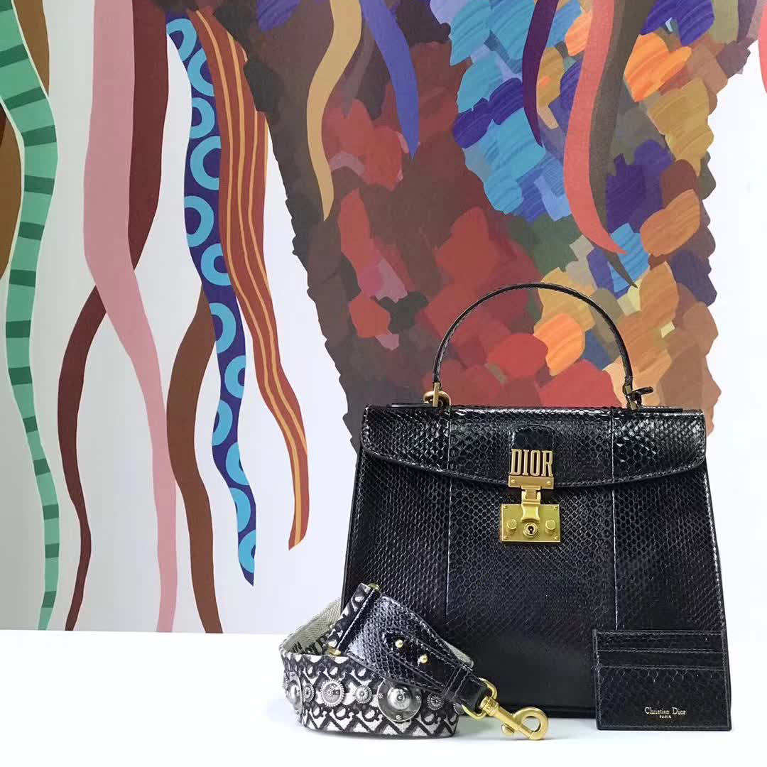 【原版皮】迪奥/Dior 手提包,选用蛇皮纹小牛皮裁制而成,饰以品牌标识字母锁扣,低调奢华,简约时尚