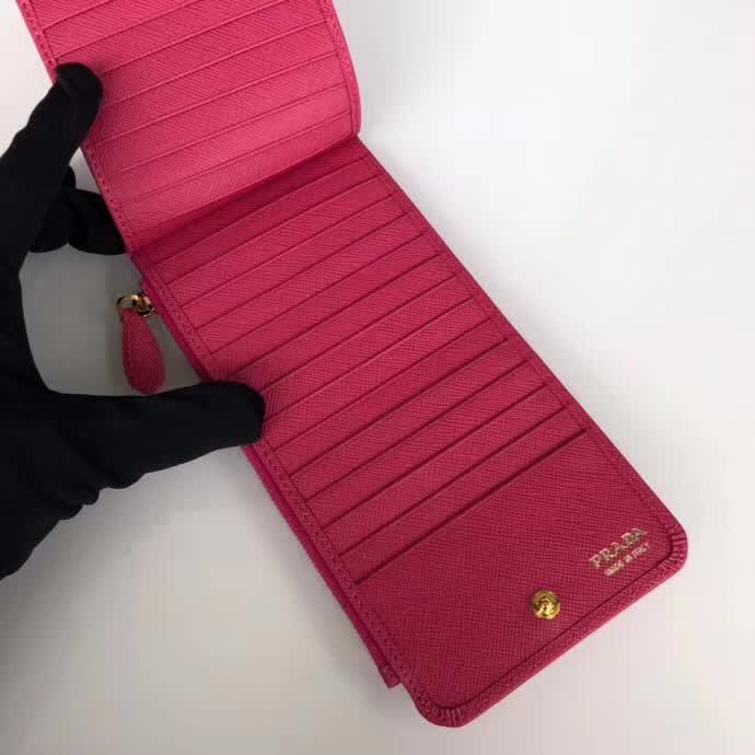 【原版皮】普拉达/Prada 卡包,男女通用款,选用十字纹牛皮裁制而成,点缀金色散字唛徽标,超大容量