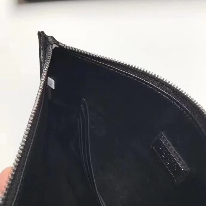 【原版皮】普拉达/Prada 男士手包,选用十字纹小牛皮裁制而成,边角点缀拼色皮革字唛徽标,款号:2NG005