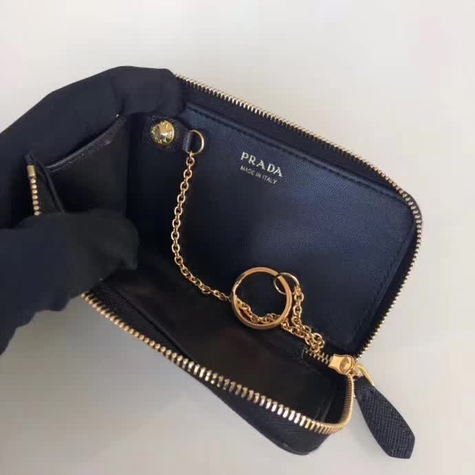 【原版皮】普拉达/Prada 钥匙包，车钥匙包，选用十字纹小牛皮裁制而成，点缀金色散字唛，简单实用，男女通用款，款号：1PP026