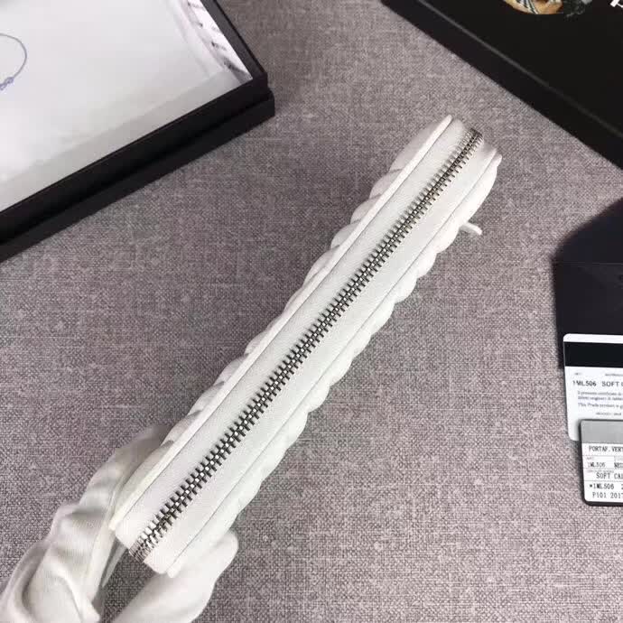 【原版皮】普拉达/Prada 拉链钱夹,选用纳帕牛皮裁制而成,点缀散字唛徽标,精湛走线均匀整齐,款号:1ML506
