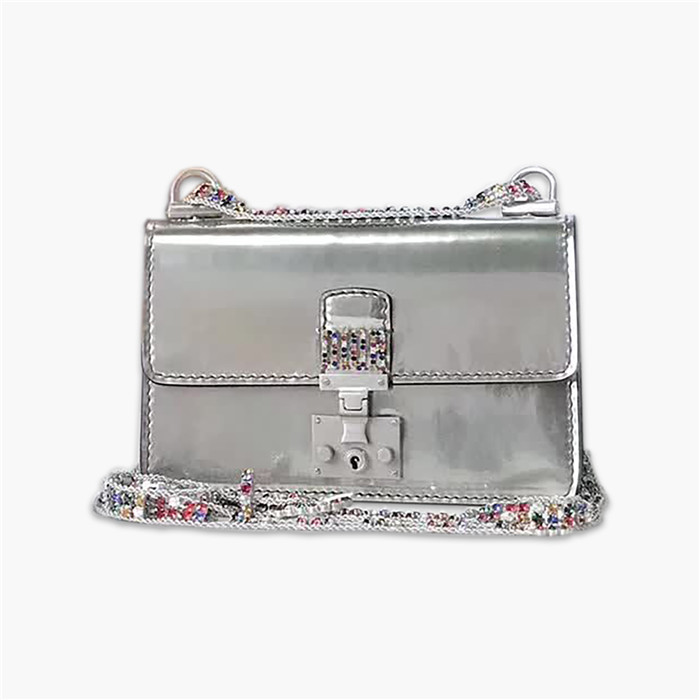 【原版皮】迪奥/Dior 链条包,选用光滑漆牛皮裁制而成,饰以点缀彩色钻粒的品牌标识字母锁扣,设计很特别,不容易撞款,链条缀满彩色钻粒,美得不要不要的,款号:5817